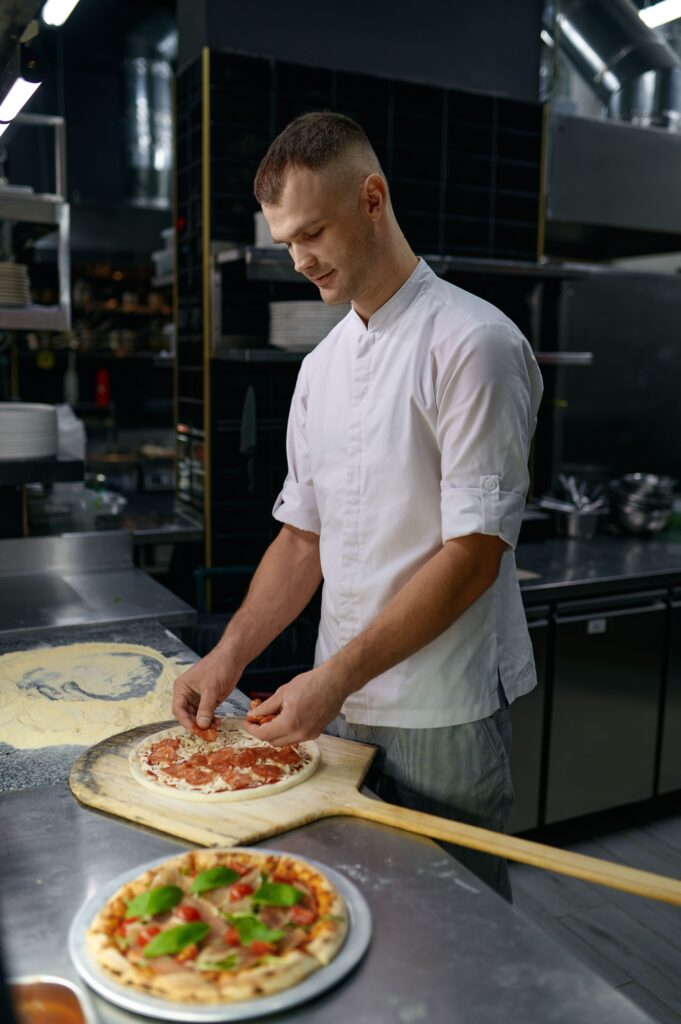 pizzaiolo haciendo pizza