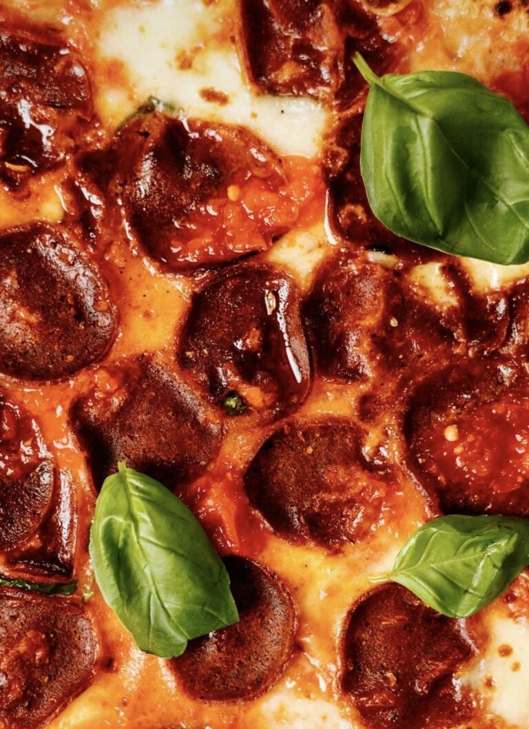 detalle focaccia cocinada con tomate y albahaca