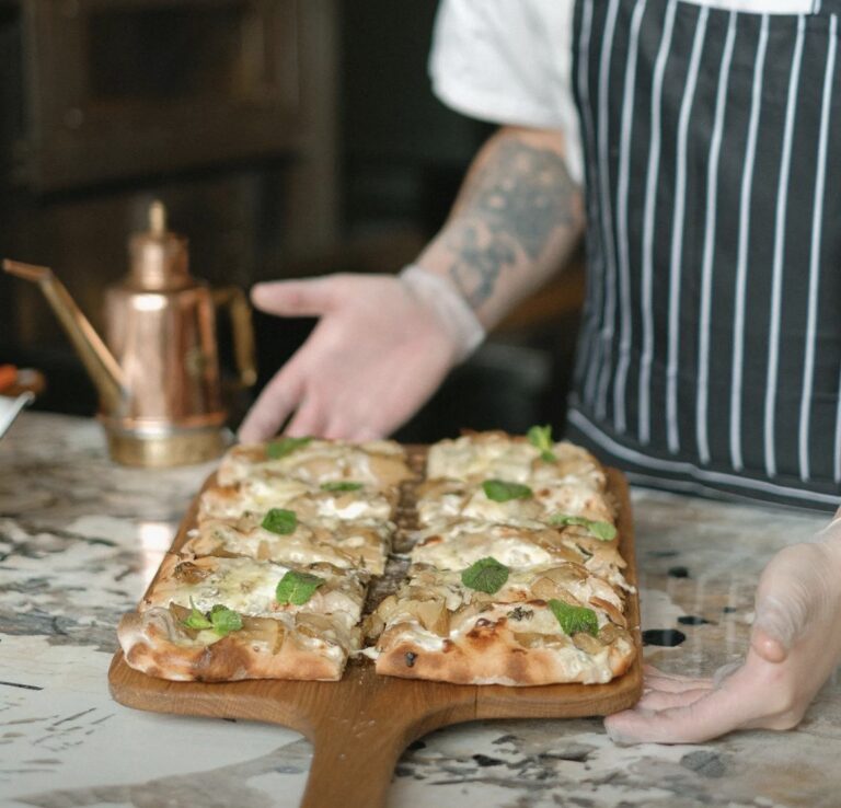 focaccia cortada en tabla