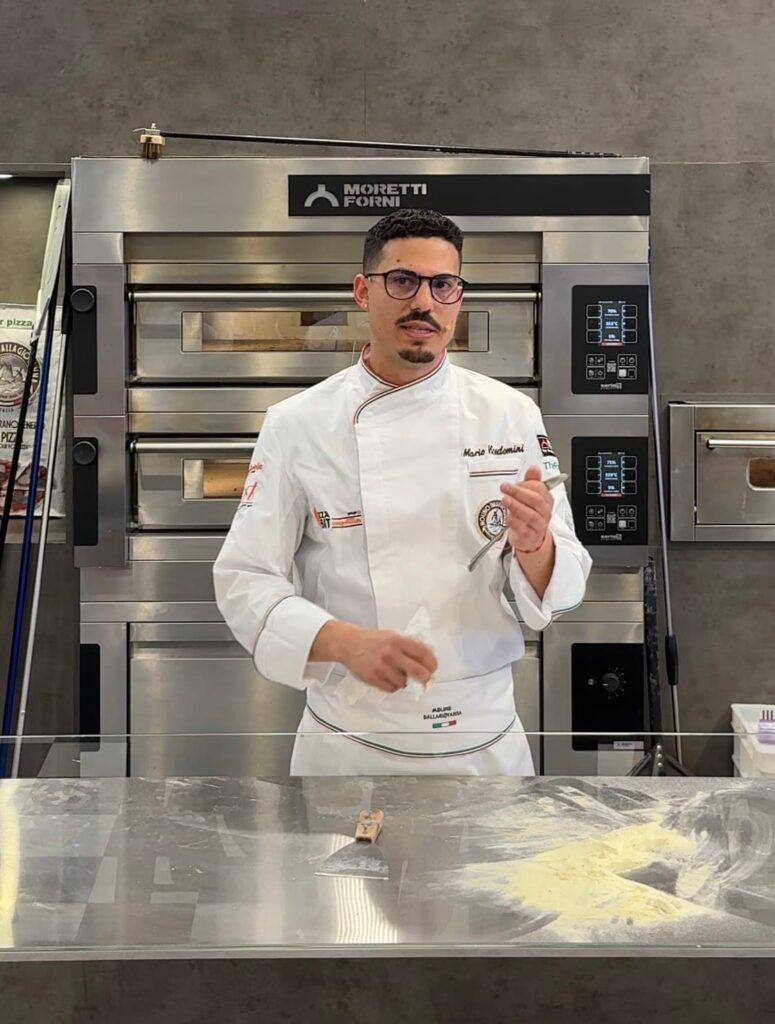 Mario Vicedomini impartiendo una asesoría especializada en pizzerías.