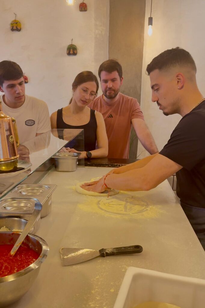 Mario Vicedomini trabajando una masa de pizza en una de sus asesorías gastronómicas.