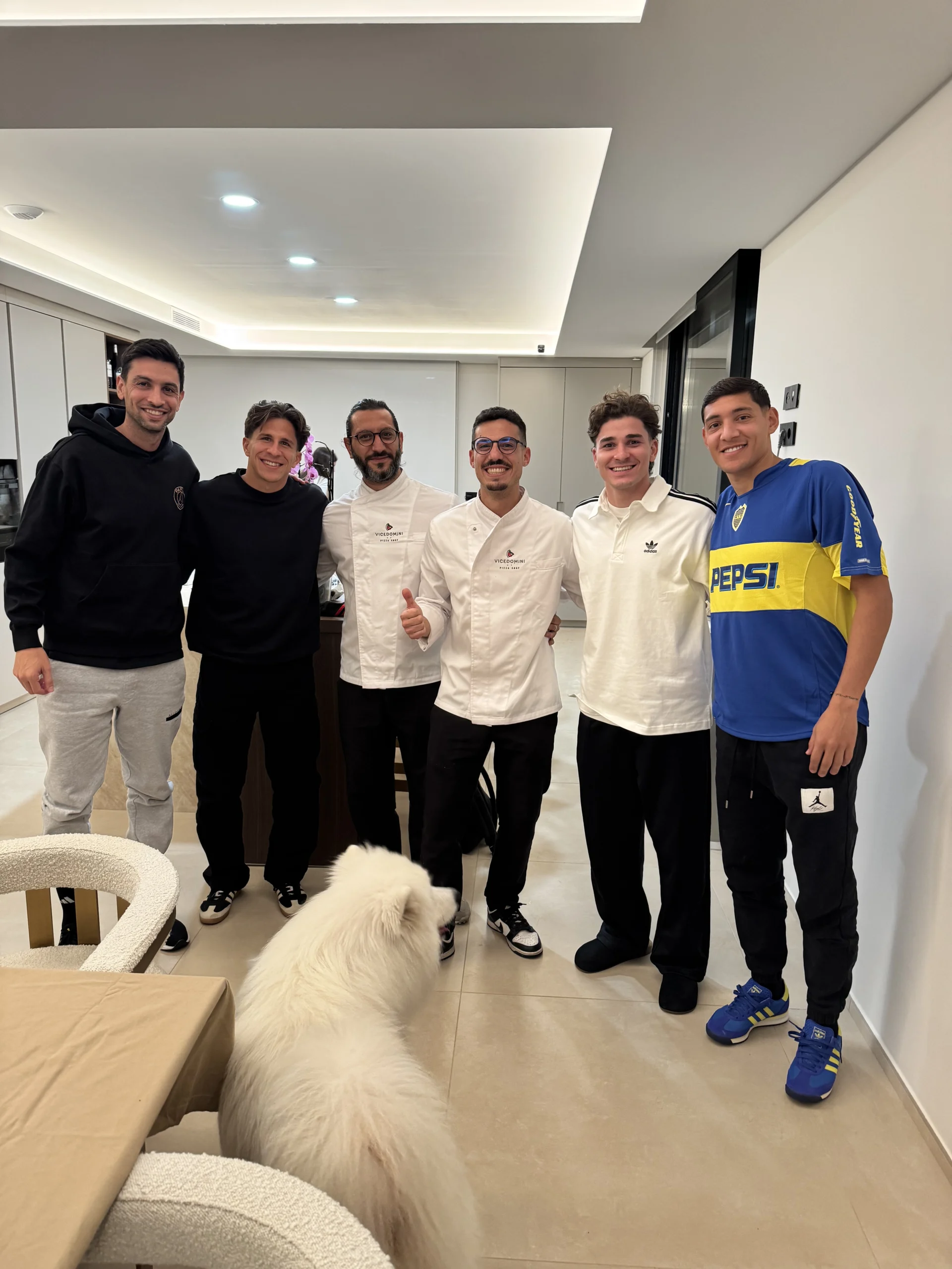 Chef de Pizza Mario Vicedomini con futbolistas como Julián Alvarez, Nahuel Molina, Giuliano Simeone