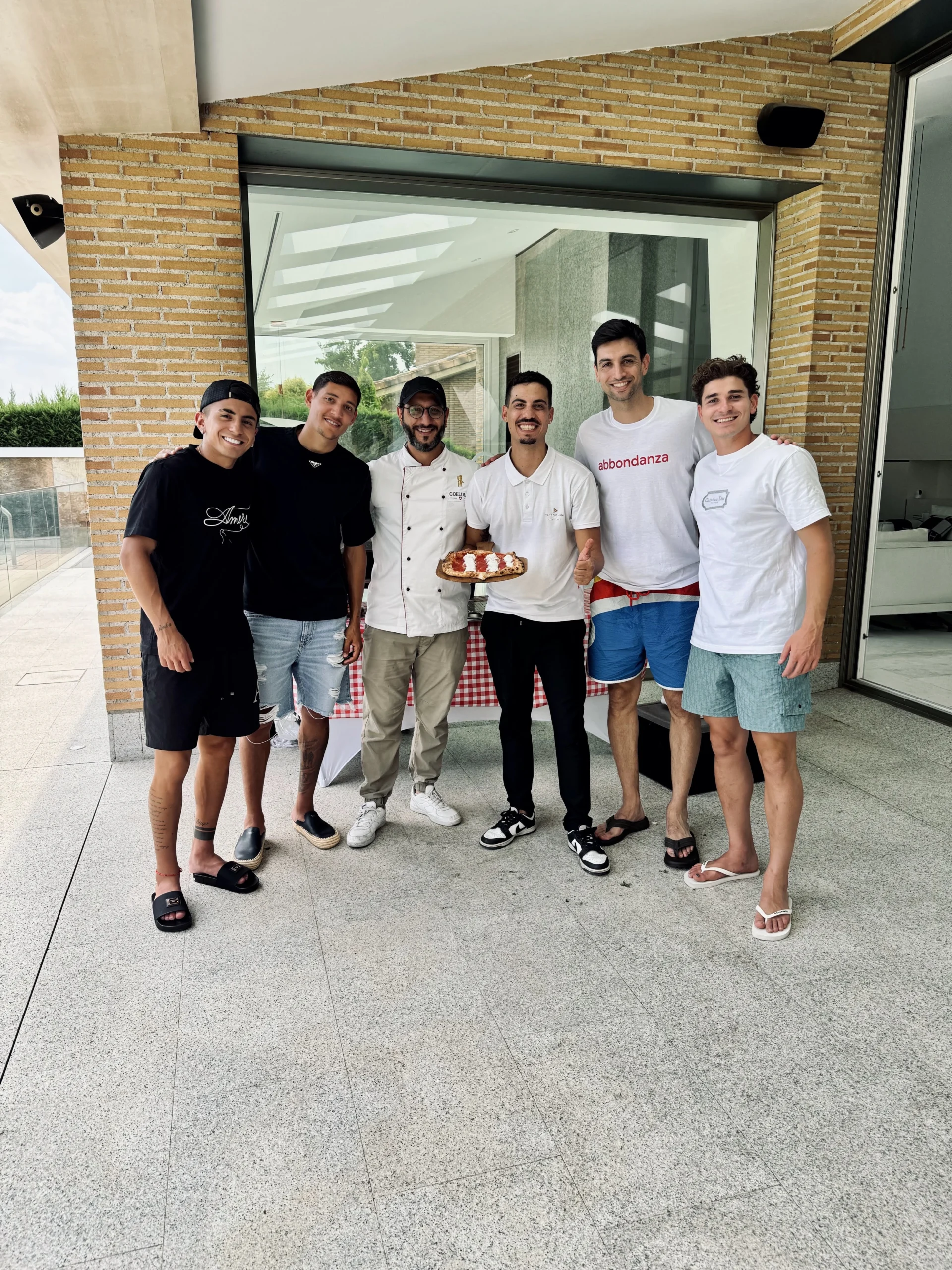 Chef de Pizza Mario Vicedomini con futbolistas Facundo Buonanotte, Julián Álvarez, Giuliano Simeone