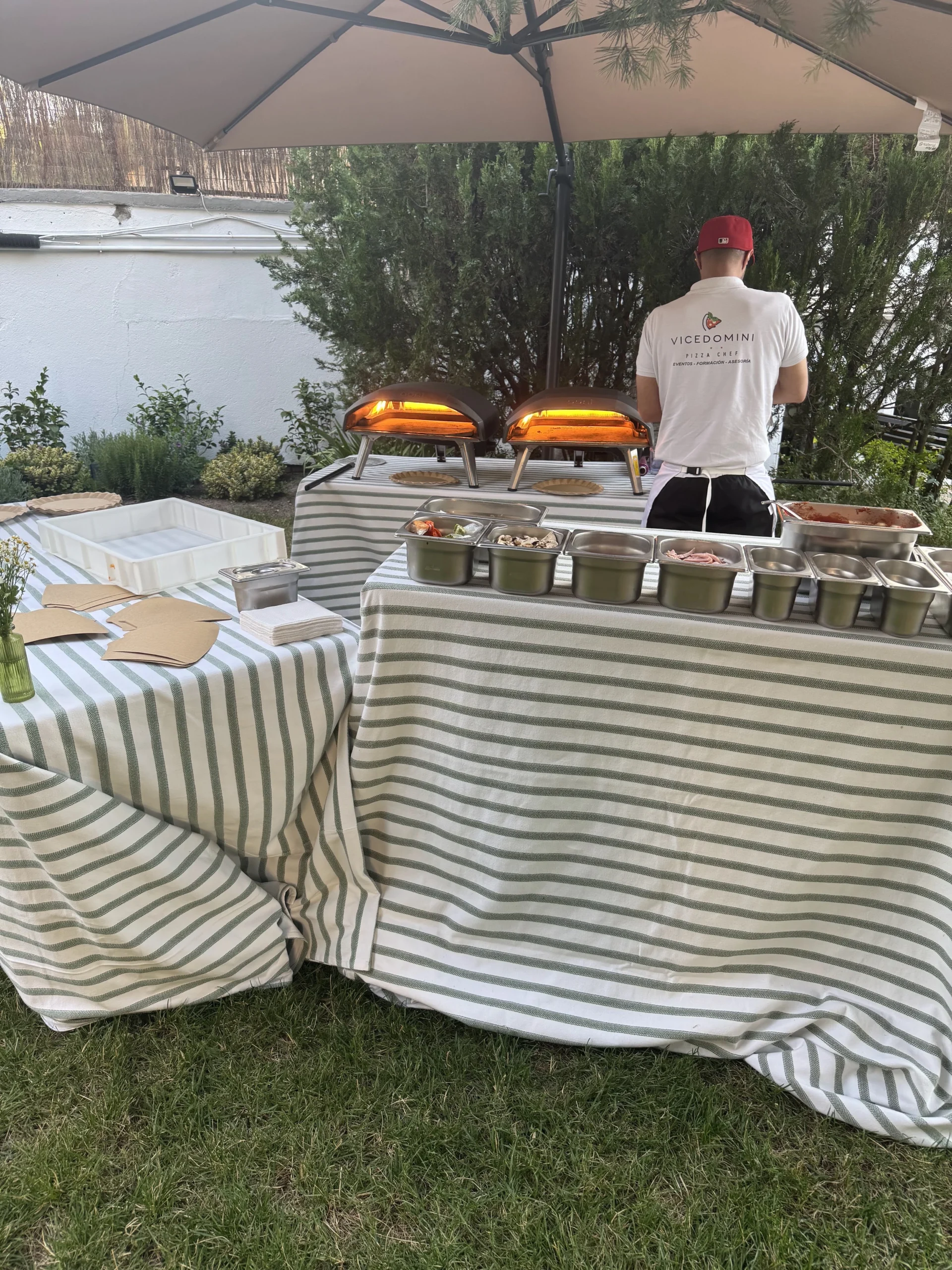 Chef Mario Vicedomini haciendo pizza al aire libre